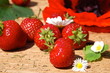 Erdbeeren auf Holzuntergrund