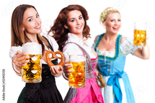 Photo: 3 attraktive junge Frauen in Dirndls mit Bierkrügen 3 attraktive junge Frauen in Dirndls mit Bierkrügen