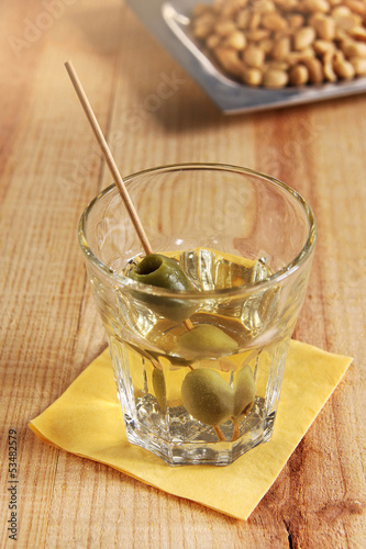 Photo: martini und erdnüsse martini und erdnüsse