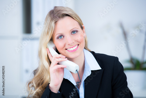Photo: businesswoman phoning businesswoman phoning