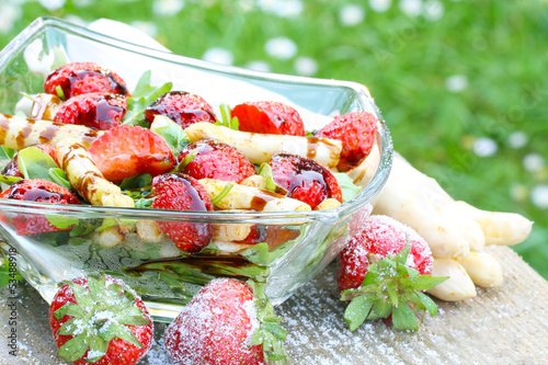 Photo: Spargelsalat mit Erdbeeren und Rucola Spargelsalat mit Erdbeeren und Rucola