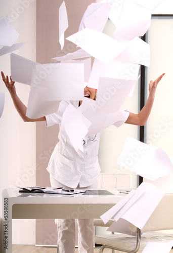 Photo: fliegender Papierstapel fliegender Papierstapel