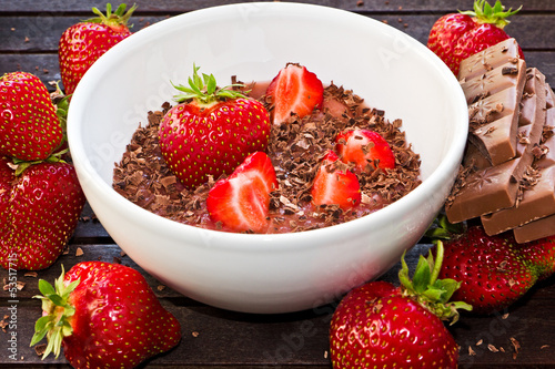 Photo: frische Erdbeeren, Rhabarberkompott und Schokolade frische Erdbeeren, Rhabarberkompott und Schokolade