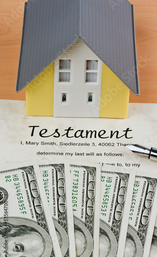 Photo: Dollar Geldscheine und englisches Testament Dollar Geldscheine und englisches Testament