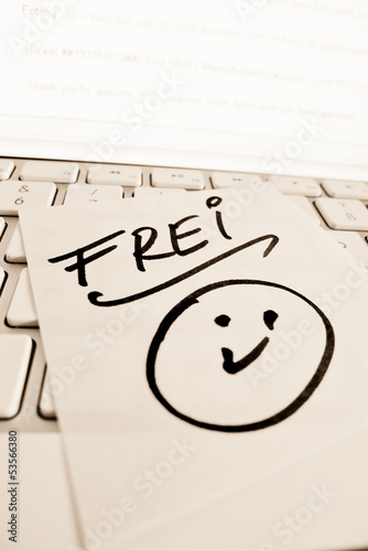 Photo: Notiz auf Computer Tastatur: Frei Notiz auf Computer Tastatur: Frei
