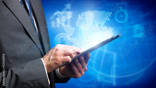 Photo: Geschäftsmann mit Tablet Geschäftsmann mit Tablet