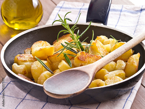 Photo: Bratkartoffeln in einer Pfanne mit Rosmarin Bratkartoffeln in einer Pfanne mit Rosmarin