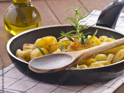 Photo: Bratkartoffeln in einer Pfanne mit Rosmarin Bratkartoffeln in einer Pfanne mit Rosmarin