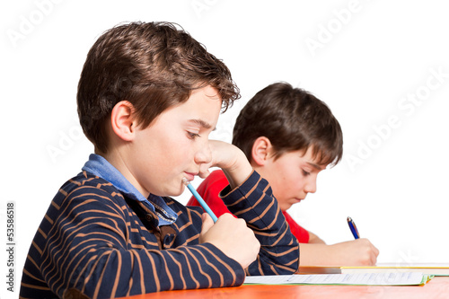 Photo: Schüler / Junge konzentriert bei der Klassenarbeit Schüler / Junge konzentriert bei der Klassenarbeit