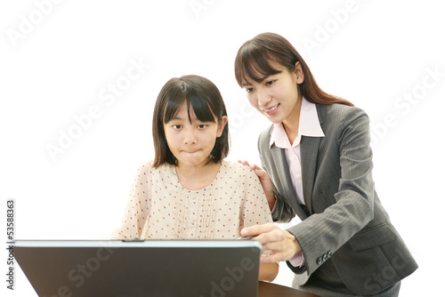 Photo: 笑顔の女の子と女性教師 笑顔の女の子と女性教師