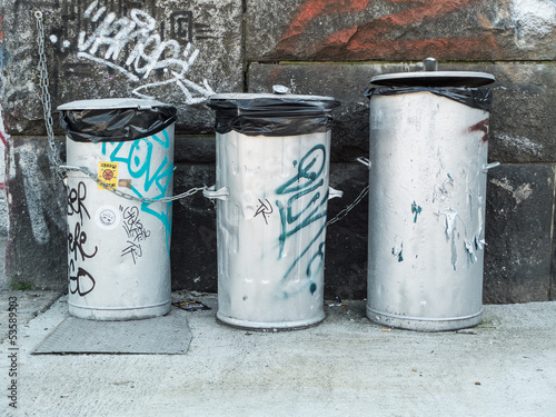 Photo: 3 Mülltonnen 3 Mülltonnen