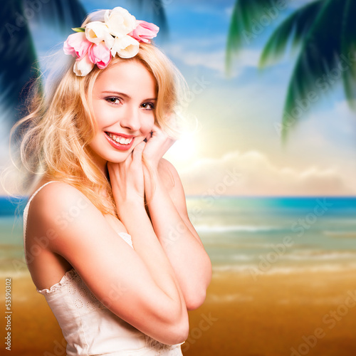 Photo: attraktive blonde Frau vor Strandhintergrund attraktive blonde Frau vor Strandhintergrund