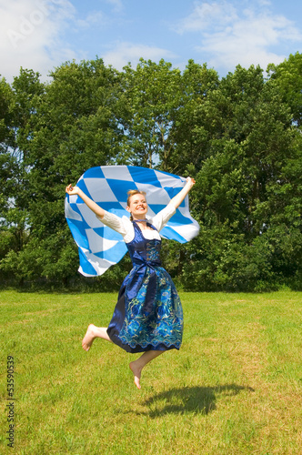 Photo: Frau im Dirndl springt Frau im Dirndl springt