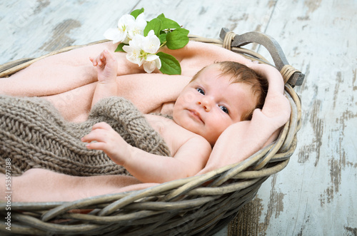 Photo: Baby mit Blüte im Korb Baby mit Blüte im Korb