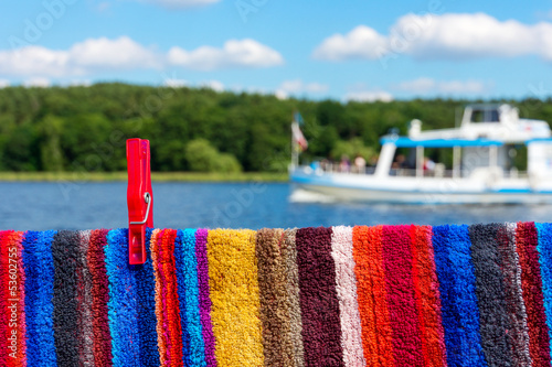 Photo: Badetuch und Ausflugsdampfer, Erholung Badetuch und Ausflugsdampfer, Erholung