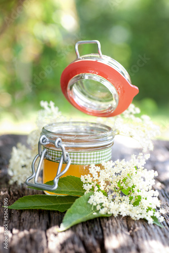 Photo: Gelee mit Holunderblüten Gelee mit Holunderblüten