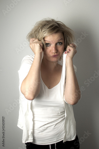 Photo: Junge blonde Frau versteckt sich Junge blonde Frau versteckt sich