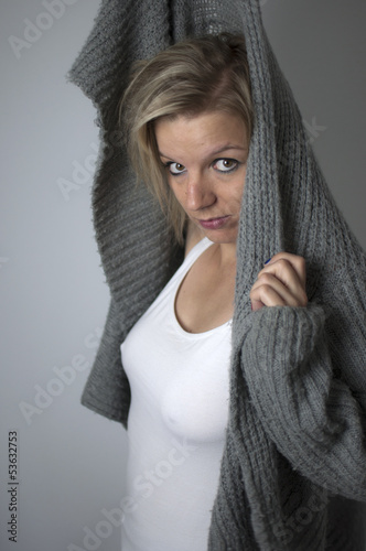 Photo: Blonde Frau mit einer Wollweste Blonde Frau mit einer Wollweste