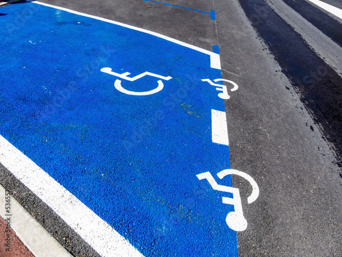 Photo: Parkplatz für Rollstuhlfahrer Parkplatz für Rollstuhlfahrer