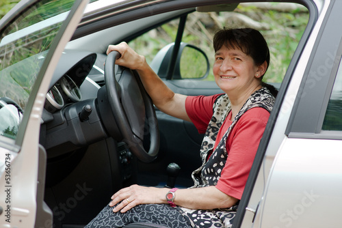 Photo: femme au volant de la voiture la portière ouverte femme au volant de la voiture la portière ouverte