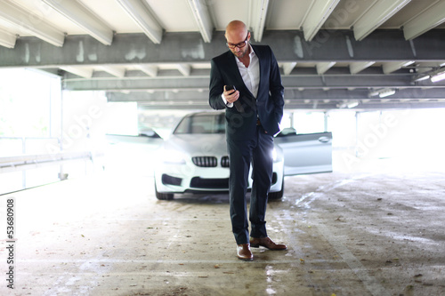 Photo: Mann mit Auto Mann mit Auto