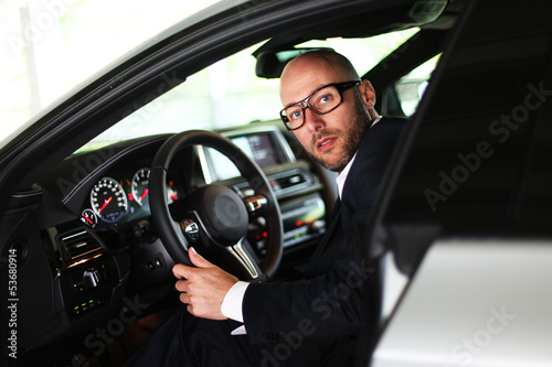 Photo: Mann im Auto Mann im Auto