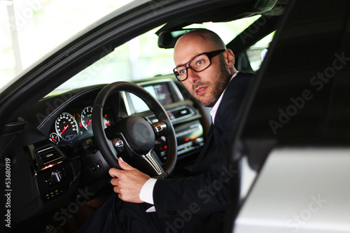 Photo: Mann im Auto Mann im Auto