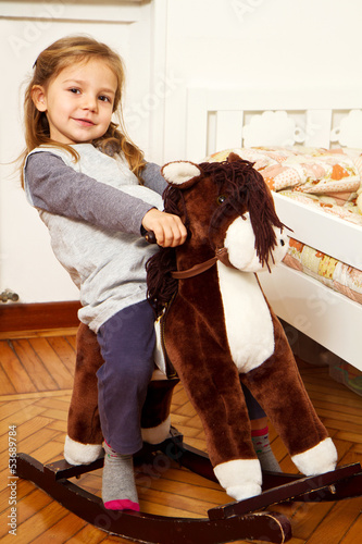 Photo: bambina su cavallo a dondolo bambina su cavallo a dondolo