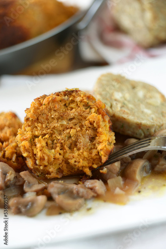 Photo: Nussbraten auf Pilzsauce mit Serviettenknödel Nussbraten auf Pilzsauce mit Serviettenknödel