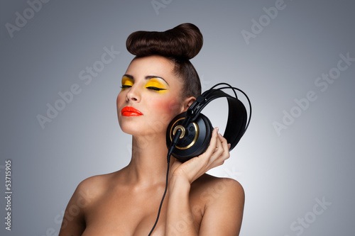 Photo: The headphones fashion. The headphones fashion.