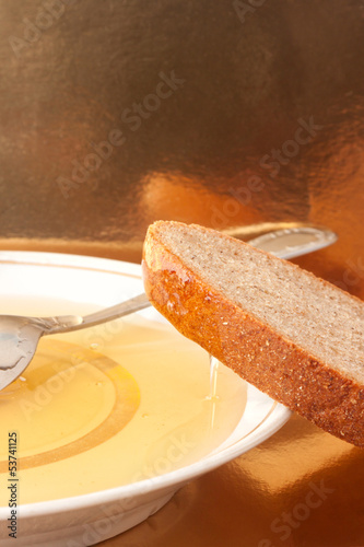 Photo: The slice of brown bread in honey The slice of brown bread in honey