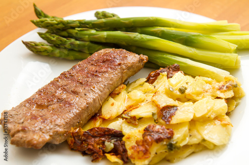 Photo: Lammlachse mit Kartoffelgratin und grüner Spargel Lammlachse mit Kartoffelgratin und grüner Spargel