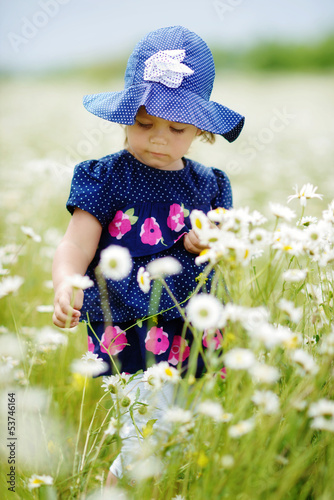 Photo: girl and daisies girl and daisies
