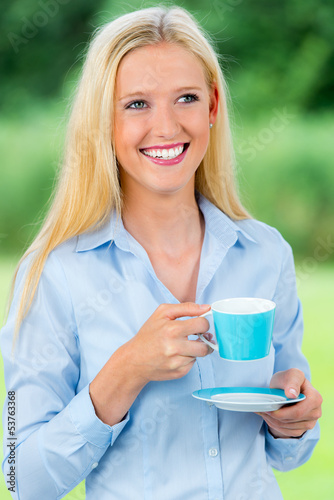Photo: blonde frau trinkt kaffee blonde frau trinkt kaffee