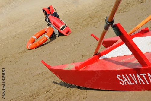 Photo: Imbarcazione ed equipaggiamento per salvataggio a mare Imbarcazione ed equipaggiamento per salvataggio a mare