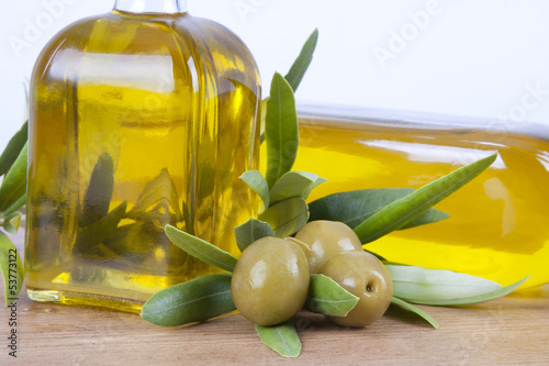 Photo: aceite de oliva extra y aceitunas aceite de oliva extra y aceitunas