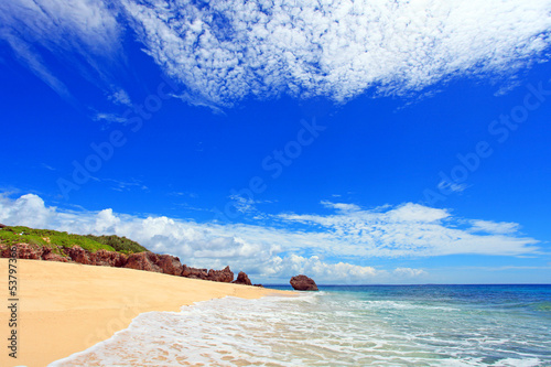 Photo: 沖縄の美しいビーチと夏空 沖縄の美しいビーチと夏空