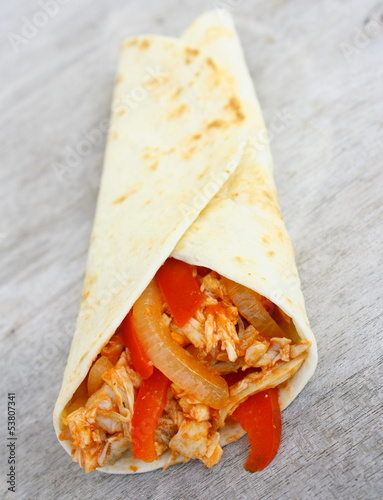 Photo: tortilla poivron, oignons, isolé tortilla poivron, oignons, isolé