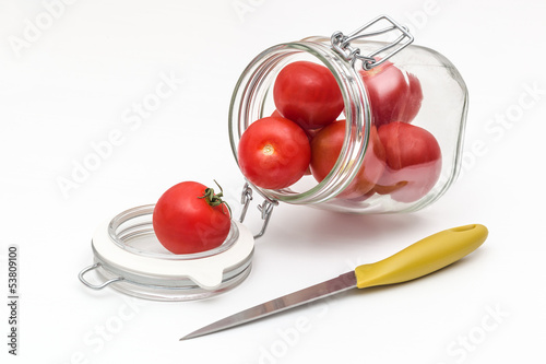Photo: Glas mit Tomaten - Messer Glas mit Tomaten - Messer
