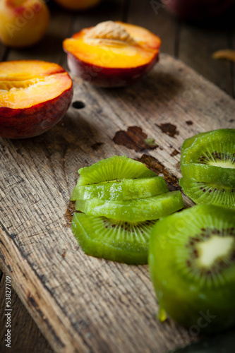 Photo: sliced kiwi fruit on a cutting board sliced kiwi fruit on a cutting board