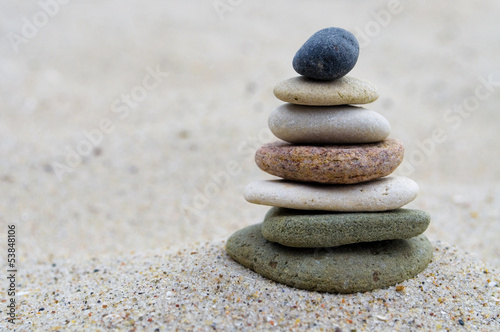 Photo: Steinpyramide auf Sand Steinpyramide auf Sand