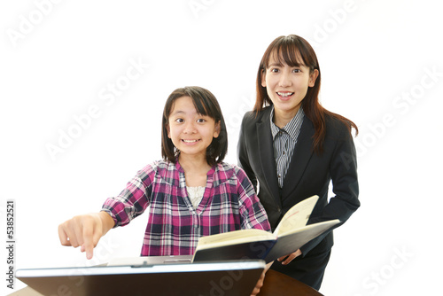 Photo: 笑顔の女の子と女性教師 笑顔の女の子と女性教師