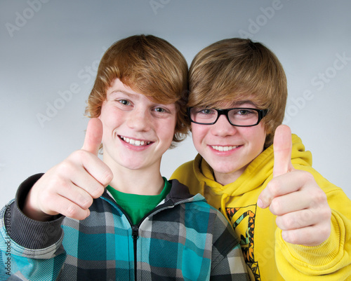 Photo: Zwei Jungen mit Daumen hoch Zwei Jungen mit Daumen hoch