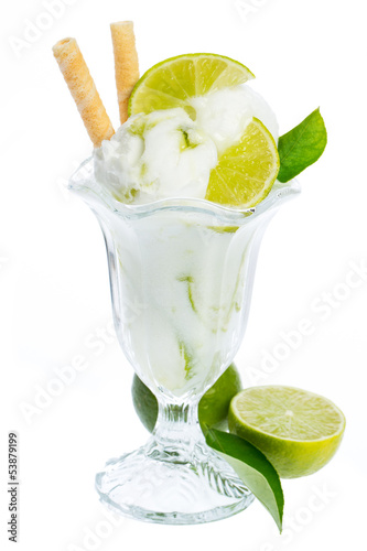 Photo: Zitroneneisbecher mit Limonen und Waffel Zitroneneisbecher mit Limonen und Waffel