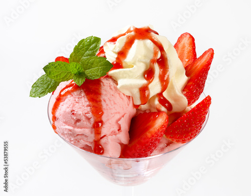 Photo: Strawberry ice cream sundae Strawberry ice cream sundae