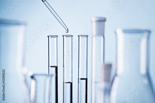 Photo: Pipette und Reagenzgläser im Labor Pipette und Reagenzgläser im Labor