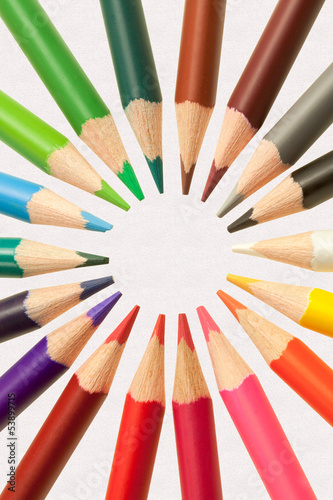 Photo: crayons de couleurs sur fond papier crayons de couleurs sur fond papier