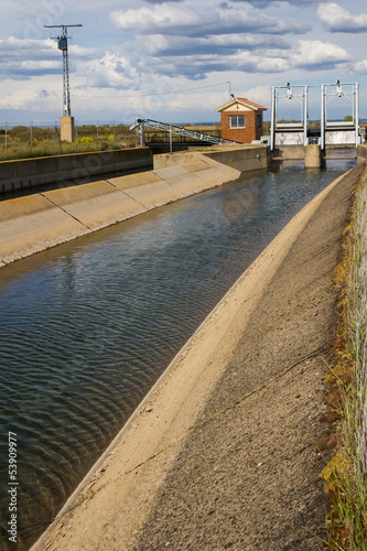Photo: Compuertas en canal de riego Compuertas en canal de riego
