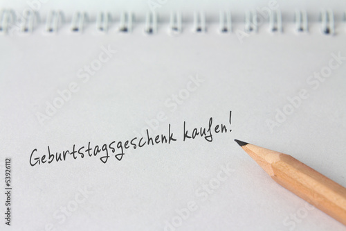 Photo: Notiz "Geburtstagsgeschenk kaufen!" Notiz "Geburtstagsgeschenk kaufen!"