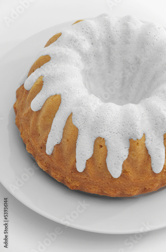 Photo: Kuchen mit Zuckerguss auf weissem Teller Kuchen mit Zuckerguss auf weissem Teller
